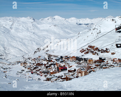 Vue sur le chalet du câble de levage au-dessus de Val Thorens chalet appartements donnant sur le centre-ville alpes Banque D'Images