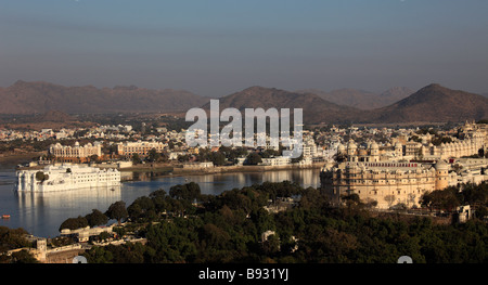 Inde Rajasthan Udaipur Lake Pichola Lake Palace City Palace Banque D'Images