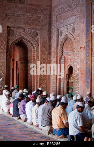 Les hommes musulmans prier à l'intérieur de la mosquée de vendredi à Fatehpur Sikri Inde Banque D'Images