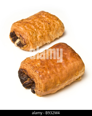 Pain au chocolat isolé sur un fond blanc studio Banque D'Images