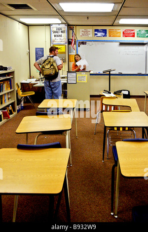 Un élève du secondaire rencontre son professeur de français après la classe à Mission Viejo, CA Banque D'Images