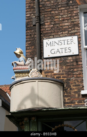 Minster Gates Sign - Minerve déesse romaine de la sagesse York Banque D'Images