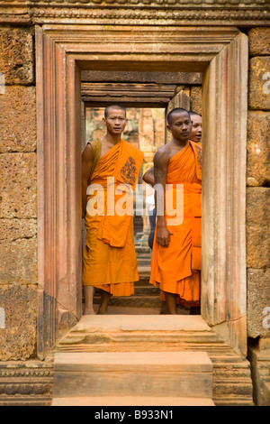 En attente des moines porte à Banteay Srei Angkor Wat au Cambodge complexe bénédiction de nouveau temple Banque D'Images