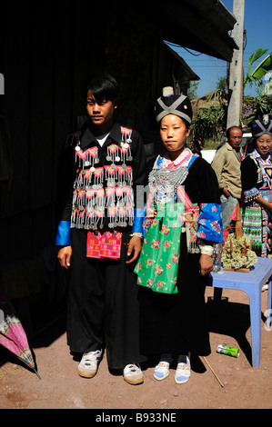 Un couple Hmong en vêtements de mariage traditionnel près de Phou Khoun Laos Banque D'Images