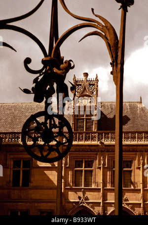 Orné d'un blason décore l'ancien 15e siècle l'Abbaye de Cluny à Paris aujourd'hui le Musée Cluny du Moyen-Âge Banque D'Images