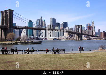 Les personnes bénéficiant d'hiver ensoleillée journée au parc donnant sur le pont de Brooklyn et Manhattan, New York City, USA Banque D'Images