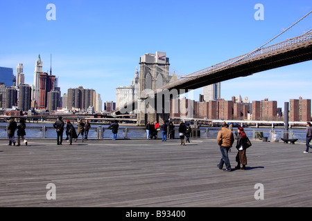 Fulton Ferry Landing, à la base du pont de Brooklyn, à l'ouest vers le bas Manhattan, New York City, USA Banque D'Images