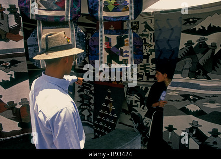 Femme équatorien, femme adulte, vendeur, Marché, Marché indien d'Otavalo, Plaza de ponchos, ville d'Otavalo, dans la province d'Imbabura, Équateur, Amérique du Sud Banque D'Images