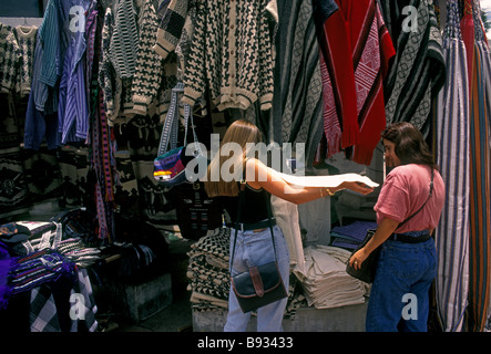 Les femmes, équatorien, shopping, marché, marché indien d'Otavalo, Plaza de ponchos, ville d'Otavalo, dans la province d'Imbabura, Équateur, Amérique du Sud Banque D'Images