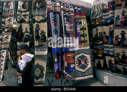 Femme équatorien, femme adulte, vendeur, Marché, Marché indien d'Otavalo, Plaza de los ponchos, ville d'Otavalo, dans la province d'Imbabura, Équateur, Amérique du Sud Banque D'Images