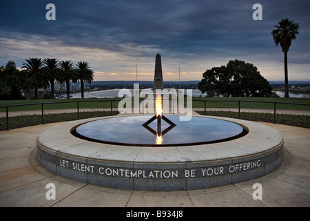 Flamme du Souvenir et War Memorial à King's Park, Perth, Australie occidentale Banque D'Images