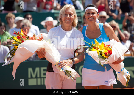 Les joueurs de tennis, Martina Navratilova et Gabriela Sabatini poser avant de jouer un match de tennis Banque D'Images