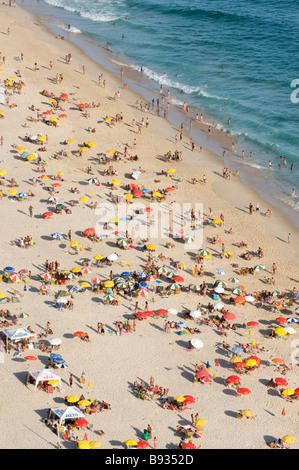 La foule SUR LA PLAGE DE LEBLON RIO DE JANEIRO BRÉSIL EN SOLEIL DU SOIR Banque D'Images