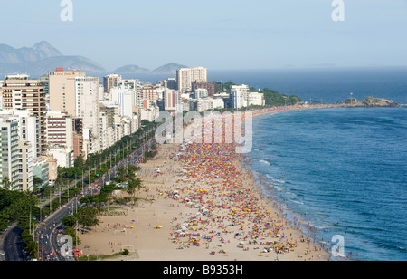 Des foules LE WEEK-END SUR LA PLAGE D'IPANEMA, RIO DE JANEIRO, Brésil Banque D'Images