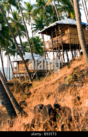 Deux bungalows sur la plage falaise à sunstet. Banque D'Images