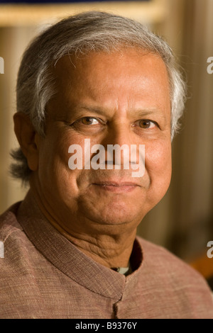 Le Dr Muhammad Yunus, Prix Nobel de la paix, et le Directeur exécutif de la Banque Grameen. Banque D'Images