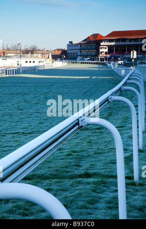 Une dernière ligne droite à la très populaire race course à Chester, dans le nord-ouest de l'Angleterre avec le comté stand visible à l'horizon Banque D'Images