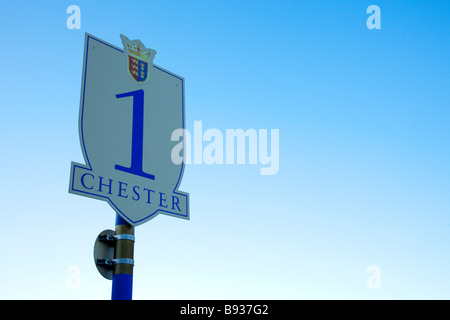 Le numéro un furlong mark post avec un bleu ciel clair sur le célèbre hippodrome de Chester dans la ville de Chester, Cheshire Banque D'Images