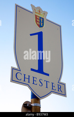 Le numéro un furlong mark post avec un bleu ciel clair sur le célèbre hippodrome de Chester dans la ville de Chester, Cheshire Banque D'Images