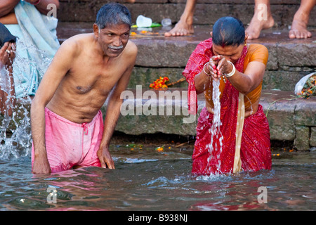 Couple marié indien ludique le bain dans le Gange à Varanasi Inde Banque D'Images