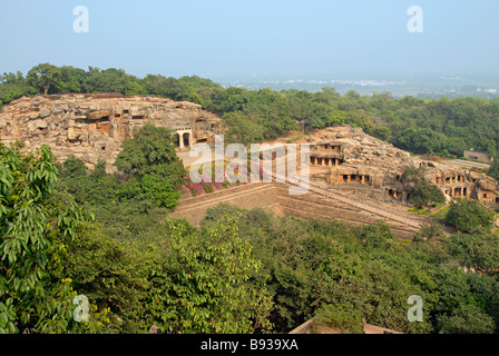 Vue générale de deux groupes de grottes d'Udayagiri, photo prise des grottes de Khandagiri (colline opposée), Odisha, Inde Banque D'Images