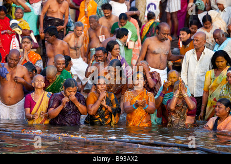 Hindous se baignant dans le Gange à Varanasi Inde Banque D'Images