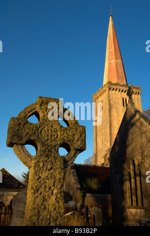 Une croix de pierre pierre tombale en face de la vieille église abandonnée à Ashburton Devon UK Banque D'Images