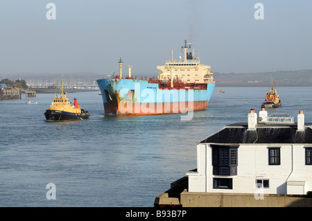 Produit Rapière Maersk oil tanker navire en partance d'un jetée de carburant dans le port de Portsmouth Hampshire England UK Banque D'Images