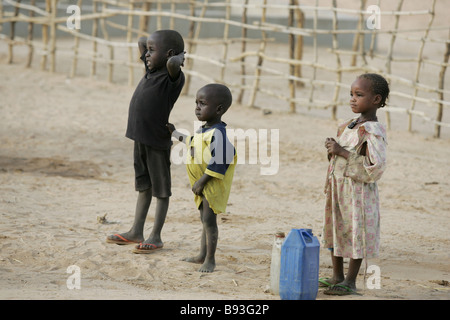 La photo des enfants dans un camp de personnes déplacées de la région de Goz Beida, Tchad, Afrique de l'Est Banque D'Images