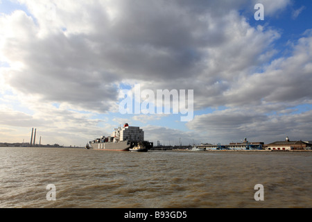 United Kingdom kent gravesend un navire porte-conteneurs entièrement chargés jusqu'à la tamise tilbury docks Banque D'Images