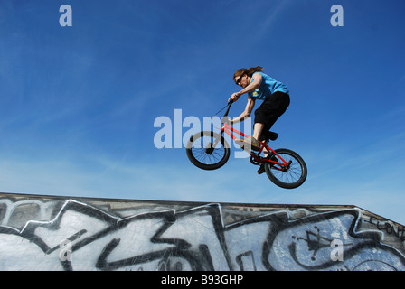 Jeune homme sautant avec vélo à Brixton jeux pour enfants Banque D'Images