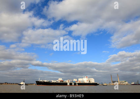 United Kingdom kent gravesend un navire porte-conteneurs entièrement chargés jusqu'à la tamise tilbury docks Banque D'Images