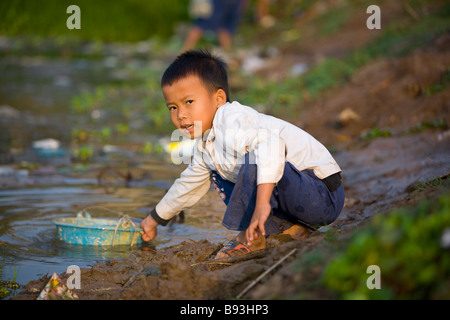 Jeune enfant collecte d'eau à l'école secondaire Roesey Chroy Banque D'Images