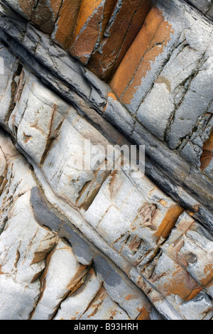 Close up de strates de roche coloré sur les falaises à Sandymouth, North Cornwall, England, UK Banque D'Images