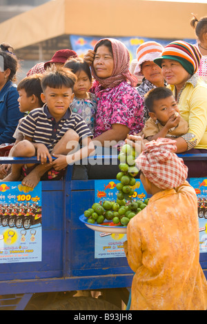 Les gens à Skuom marché sur la route à Angkor Wat Banque D'Images