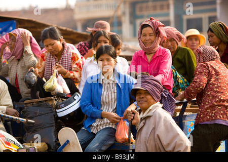 Les gens à Skuom marché sur la route de Phnom Penh, Cambodge Banque D'Images