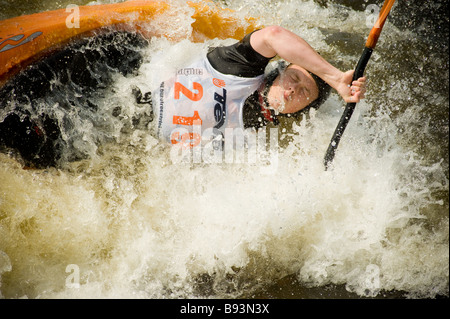 Kayakiste partiellement submergé effectuant un tour en eau blanche au Tees barrage International White Water Centre. Banque D'Images