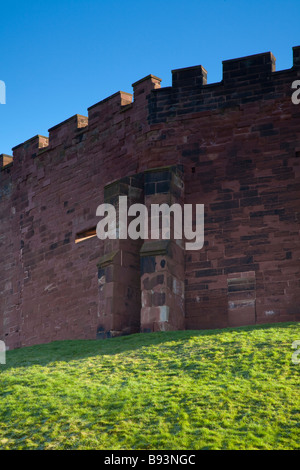 Château de Chester tôt le matin avec ciel bleu clair et l'herbe verte fraîche Banque D'Images