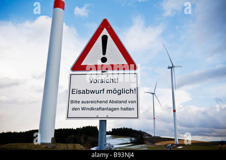 Langue Allemand panneau d'avertissement ci-dessous avertissement d'éoliennes de la glace risque de chute, Bavière, Allemagne Banque D'Images