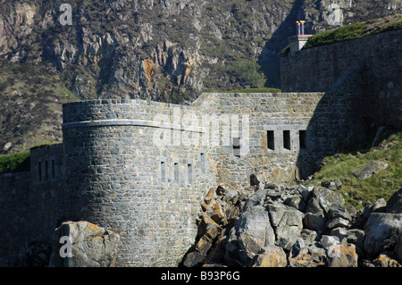 Fort Clonque et les falaises d'Aurigny à partir de la mer. Banque D'Images