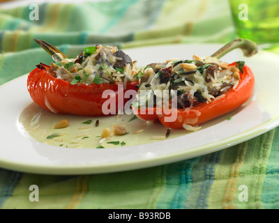 Riz aux champignons et poivrons farcis Banque D'Images