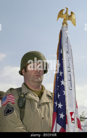 Soldat américain et pavillon de l'Airborne Division Banque D'Images