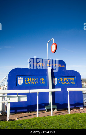 La finale à l'hippodrome de Chester très populaire sur un ciel bleu jour à Chester, en Angleterre Banque D'Images