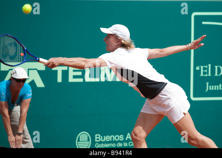 Martina Navratilova hiting sauvé une balle dans un match joué contre Gabriela Sabatini à Buenos Aires, Argentine Banque D'Images