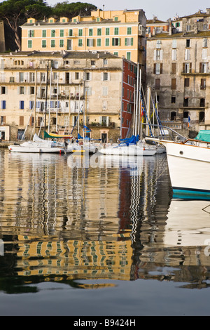 Yachts et bateaux dans le port de Bastia (Vieux Port) Corse France Banque D'Images