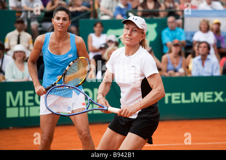 Gabriela Sabatini et Martina Navratilova à jouer ensemble dans un match de double tennis à Buenos Aires Banque D'Images