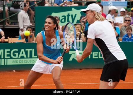 Gabriela Sabatini et Martina Navratilova à jouer ensemble dans un match de double tennis à Buenos Aires Banque D'Images