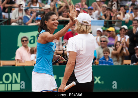 Gabriela Sabatini et Martina Navratilova à jouer ensemble dans un match de double tennis à Buenos Aires Banque D'Images