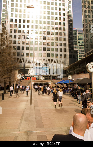 Les gens d'affaires au Canada Square près de Canary Wharf, London Banque D'Images