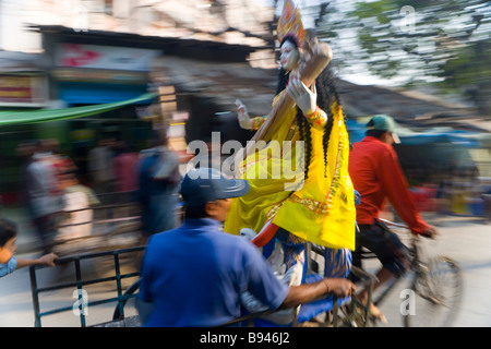 Sarasvati (femelle dieu hindou) idol menées par le biais de street à New Delhi ou Calcutta, West Bengal, India Banque D'Images